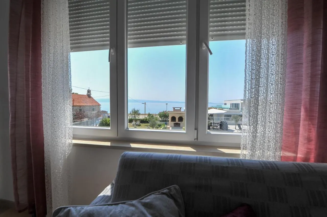 Blue Sky Split Apartment