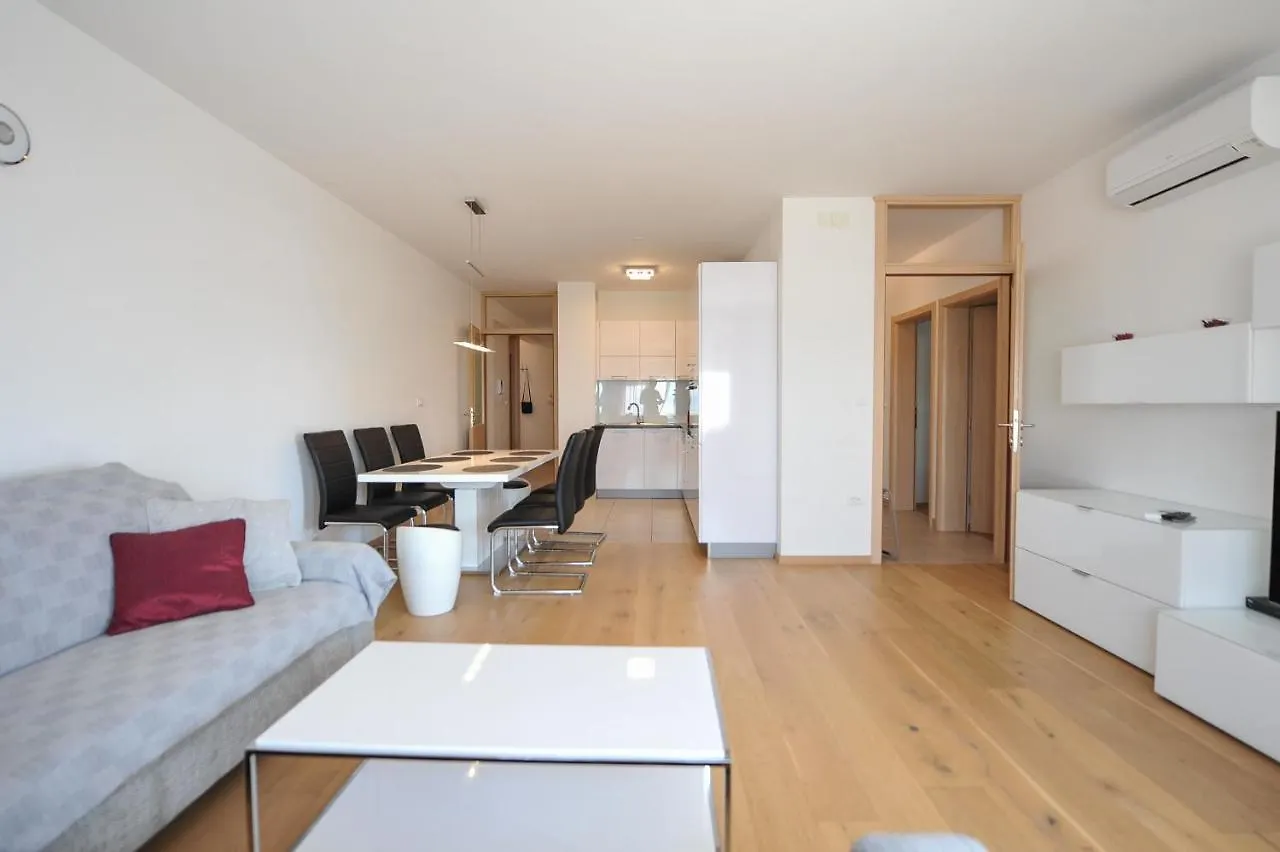 Blue Sky Split Apartment