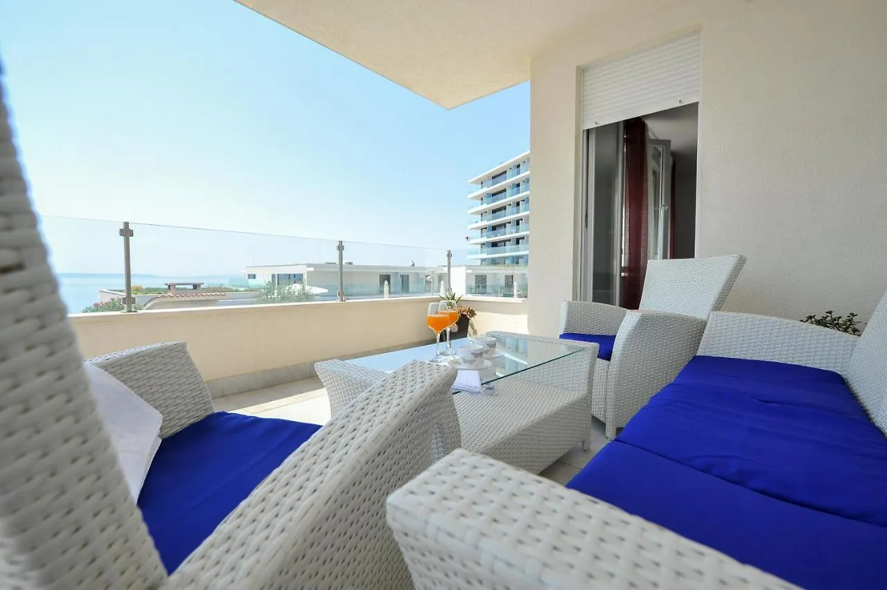 Blue Sky Split Apartment