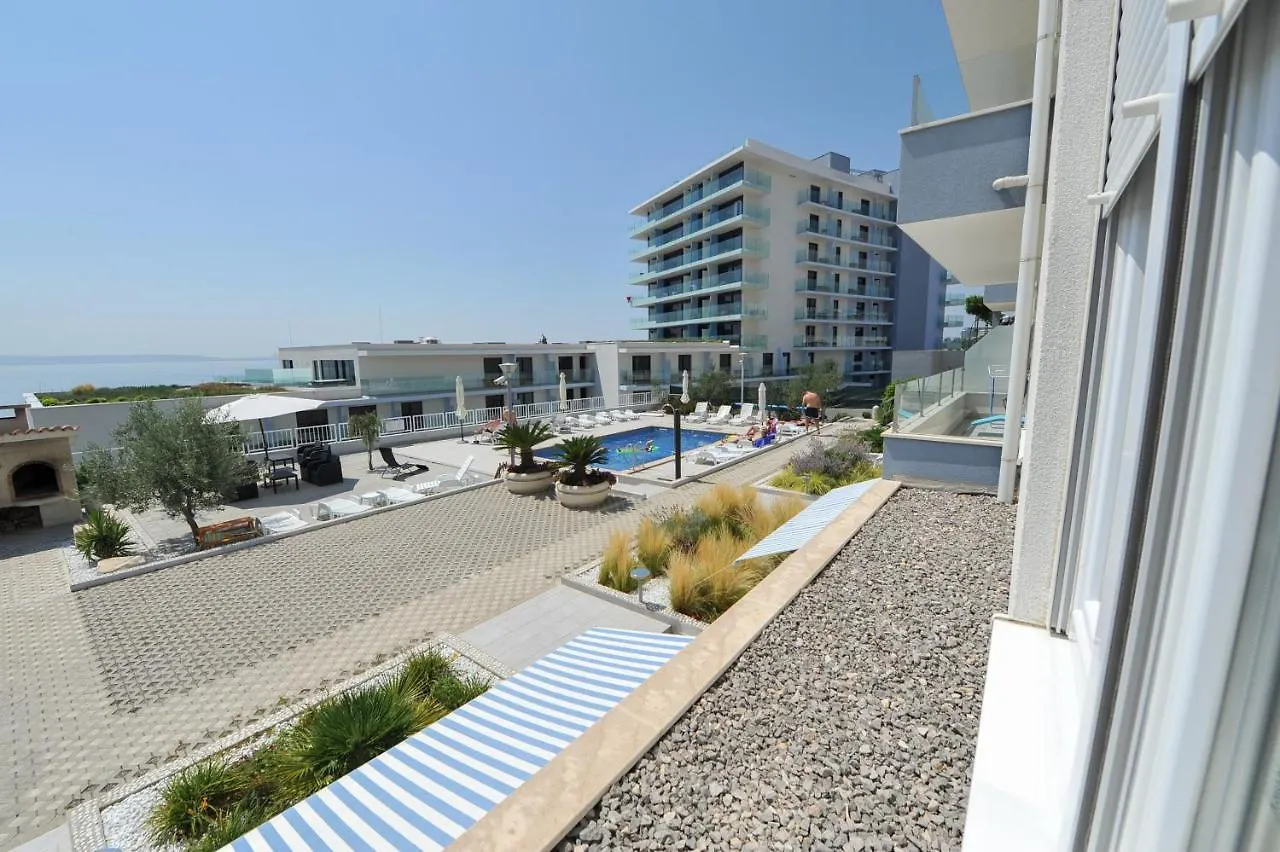 Blue Sky Split Apartment