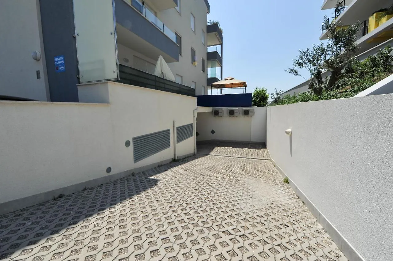 Blue Sky Split Apartment