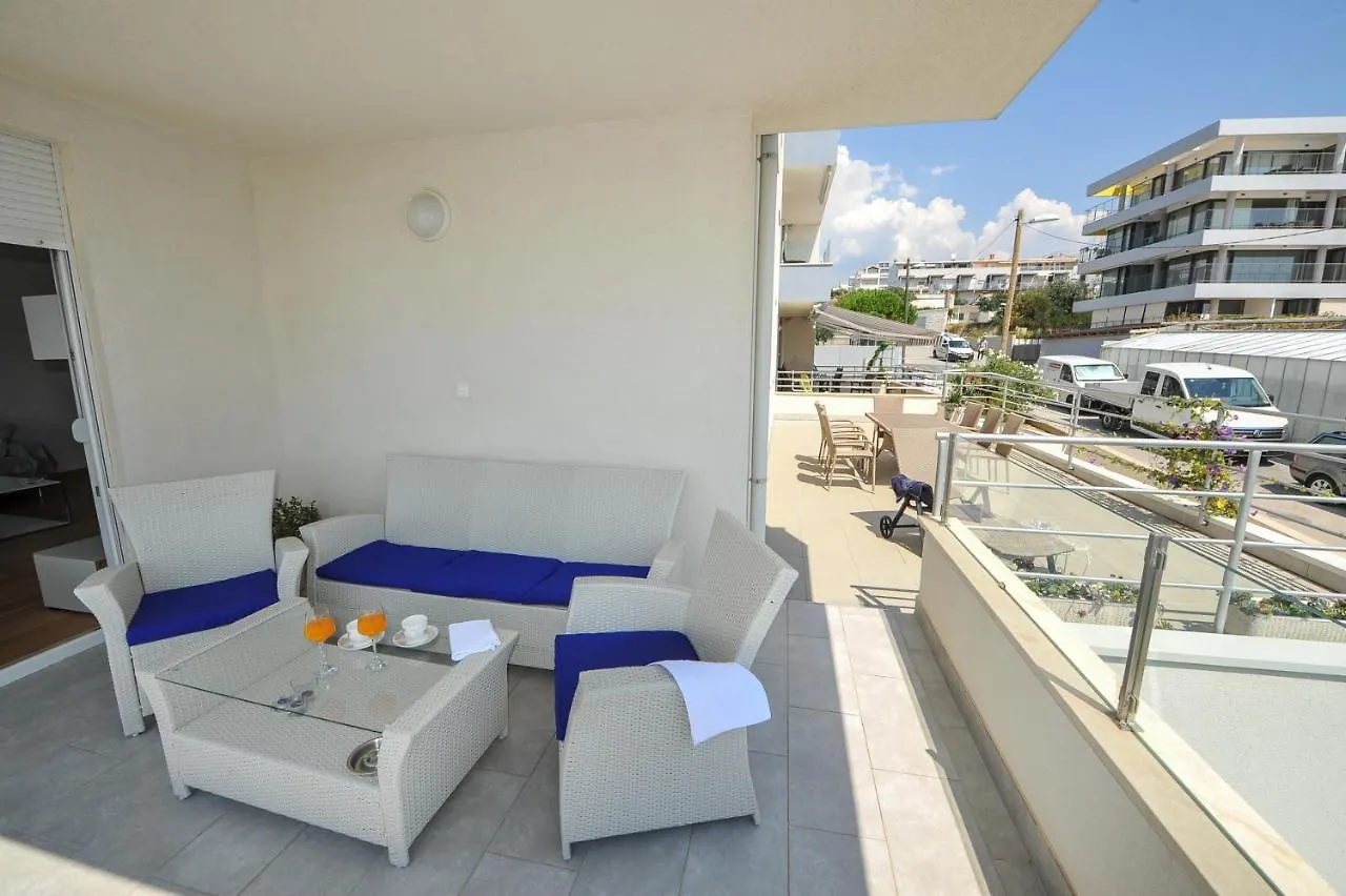 Blue Sky Split Apartment