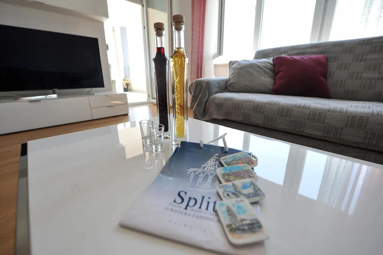 Blue Sky Split Apartment