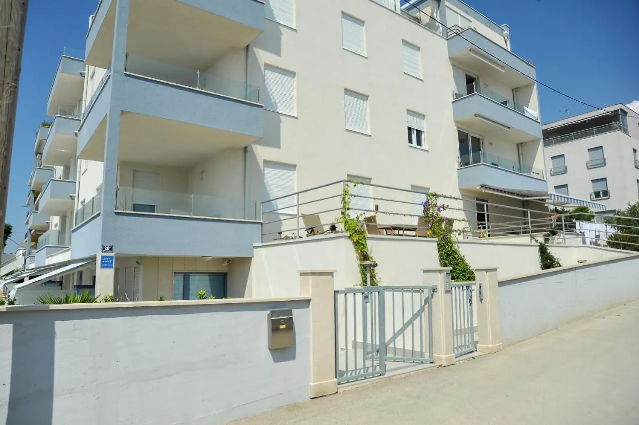 Blue Sky Split Apartment