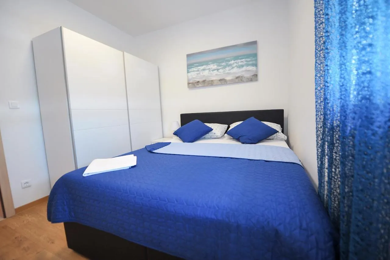 Blue Sky Split Apartment