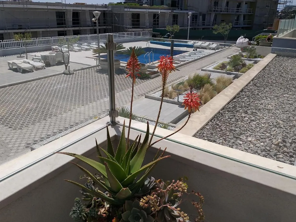 Blue Sky Split Apartment 0*,